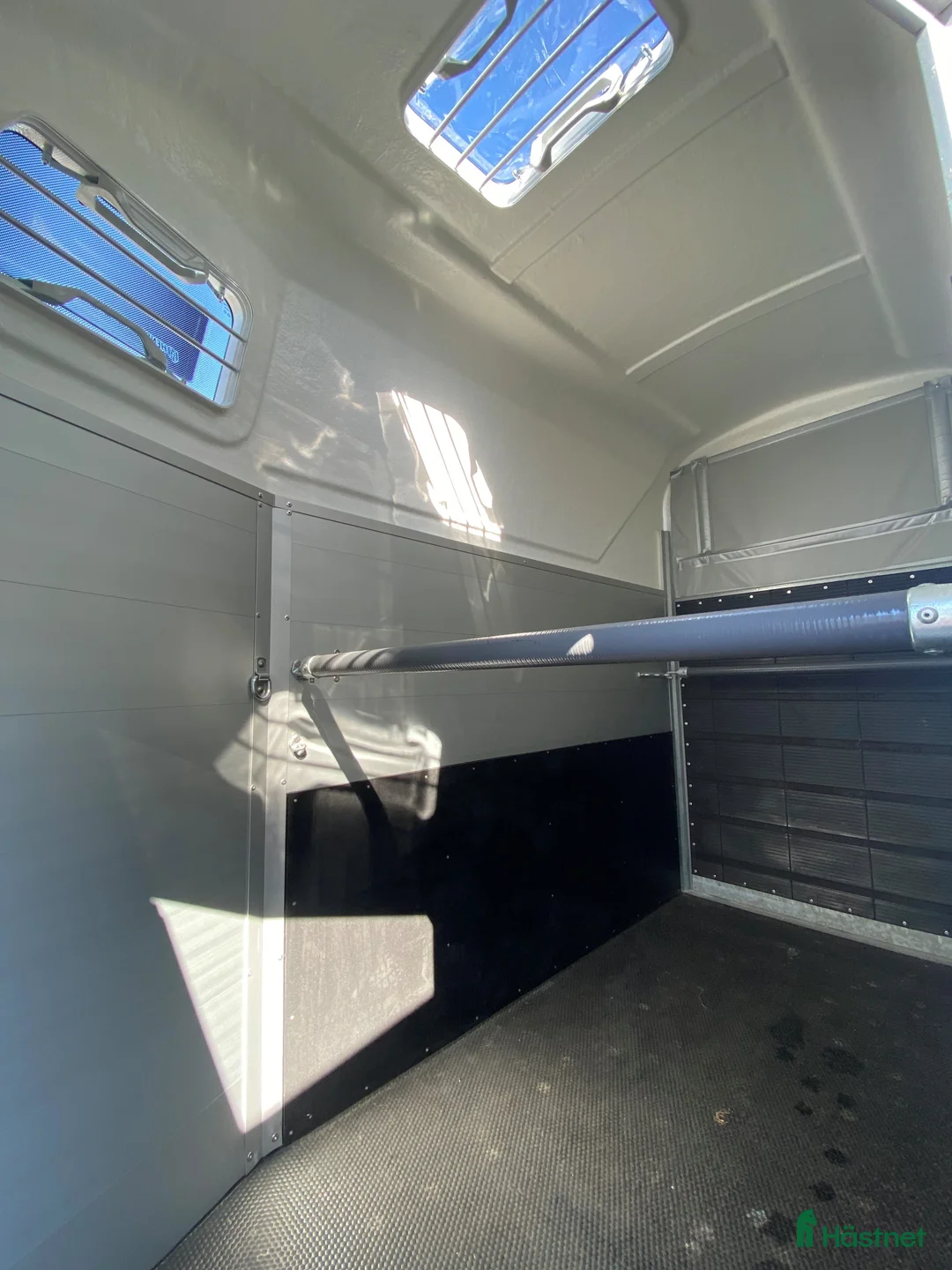 Hästtransporter  fordon & transport till salu: Henra 1,5-hästars med hög lastvikt i Kvicksund - Annons 9