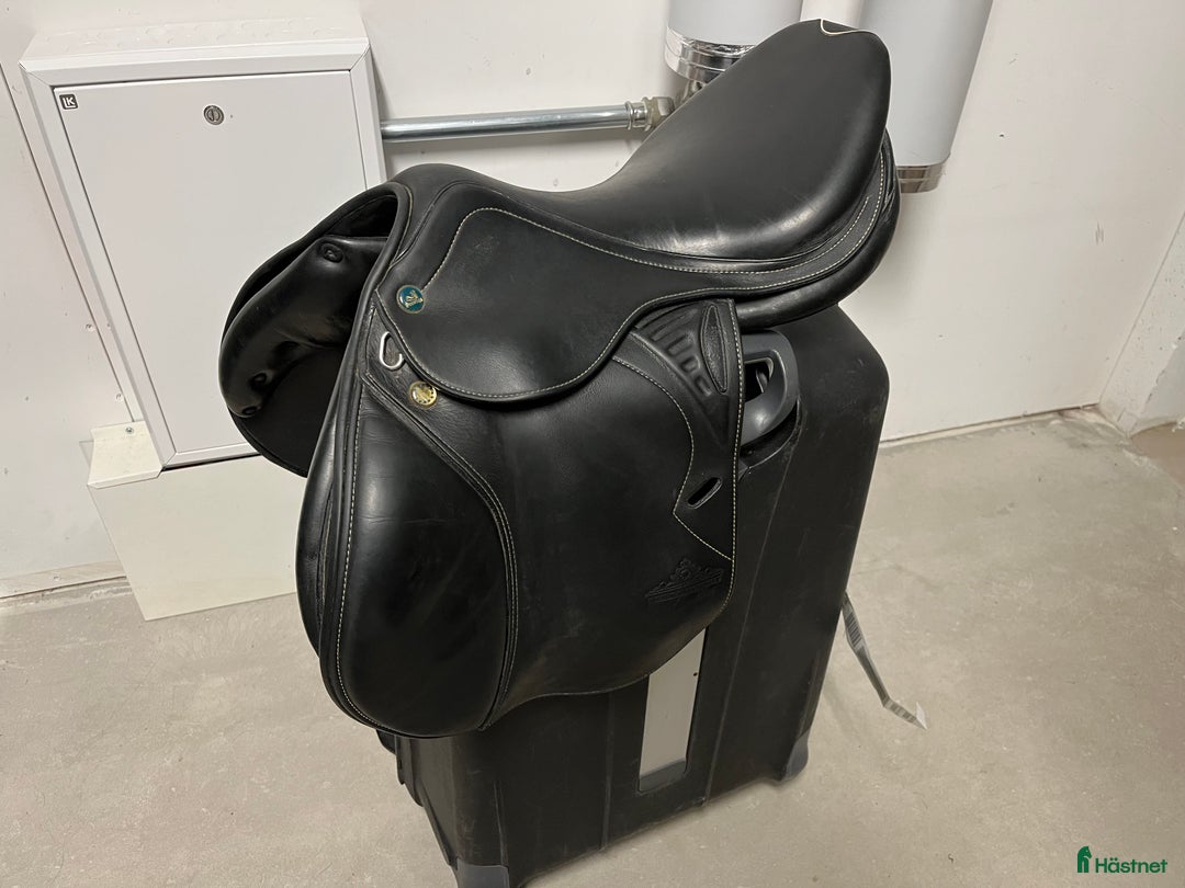 Sadlar hästutrustning till salu: Prestige Versailles hoppadel 17” 33 bomvidd i Luleå - Annons 1