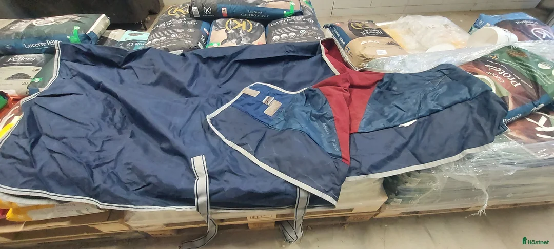 Täcken hästutrustning till salu: Bucas stalltäcke i Ekerö - Annons 1