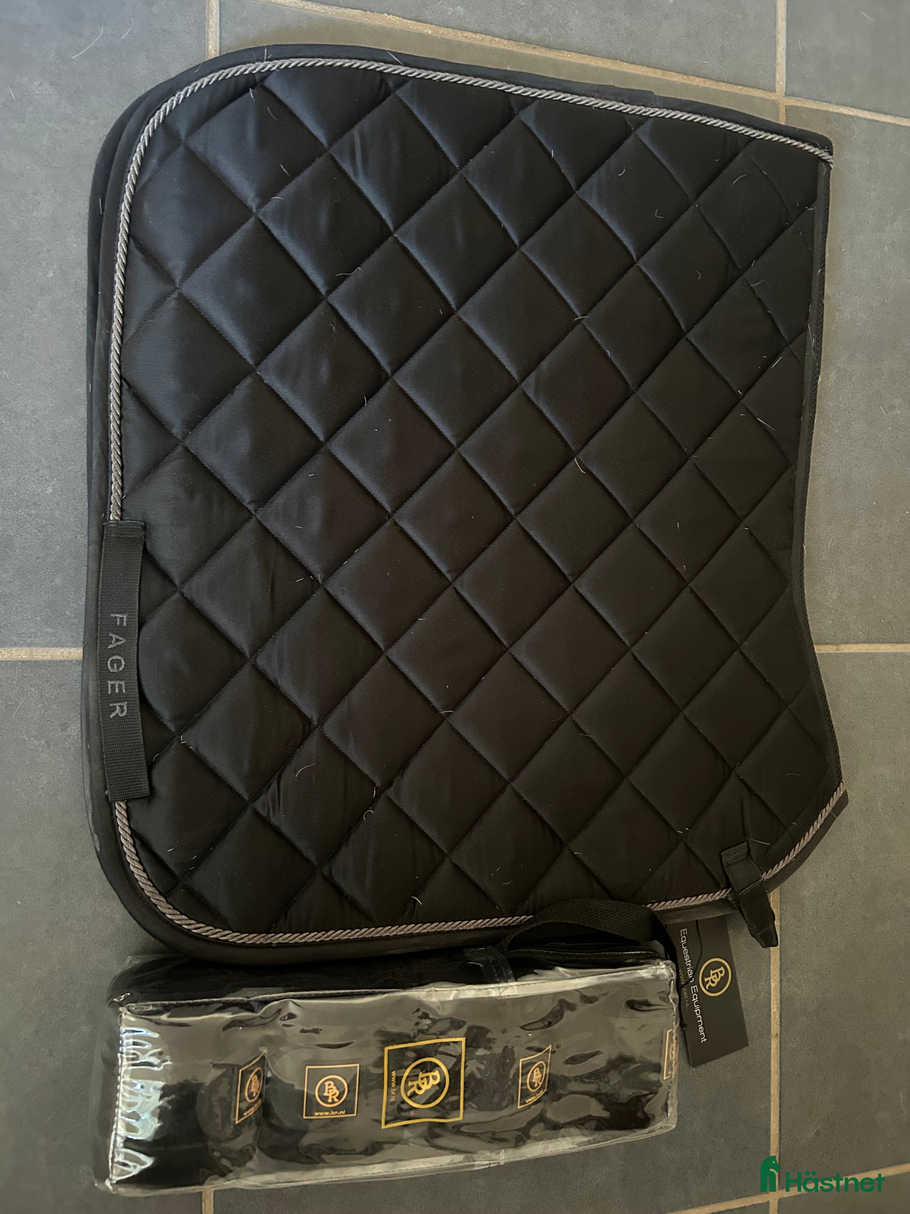 Schabrak & Vojlockar hästutrustning till salu: Fager schabrak med nya matchende lindor  i Vellinge - Annons 5