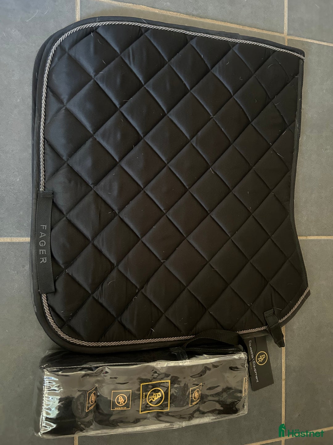 Schabrak & Vojlockar hästutrustning till salu: Fager schabrak med nya matchende lindor  i Vellinge - Annons 1