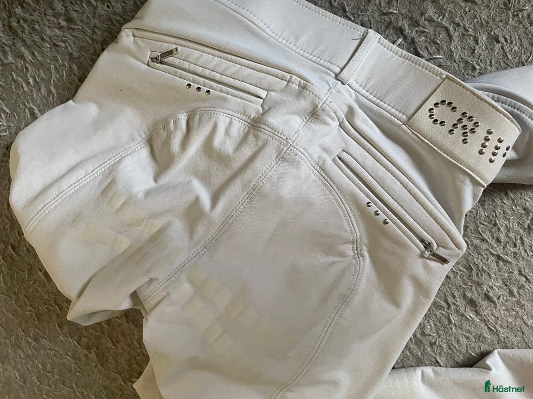 Ridbyxor ryttarutrustning till salu: Två par vita ridbyxor, storlek S och 160! i Örebro - Annons 3
