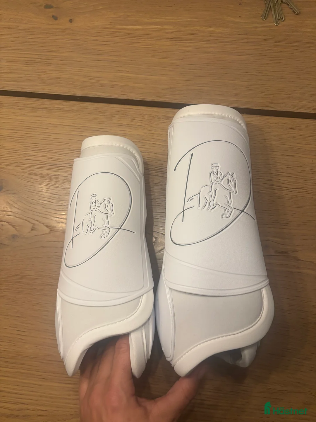 Benskydd hästutrustning till salu: Veredus Isabell Werth dressyrsadel (NYA) i Nybro - Annons 1