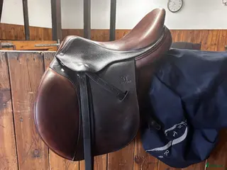 Sadlar hästutrustning Altair by Antarès hoppsadel 17"tum - Annons 1