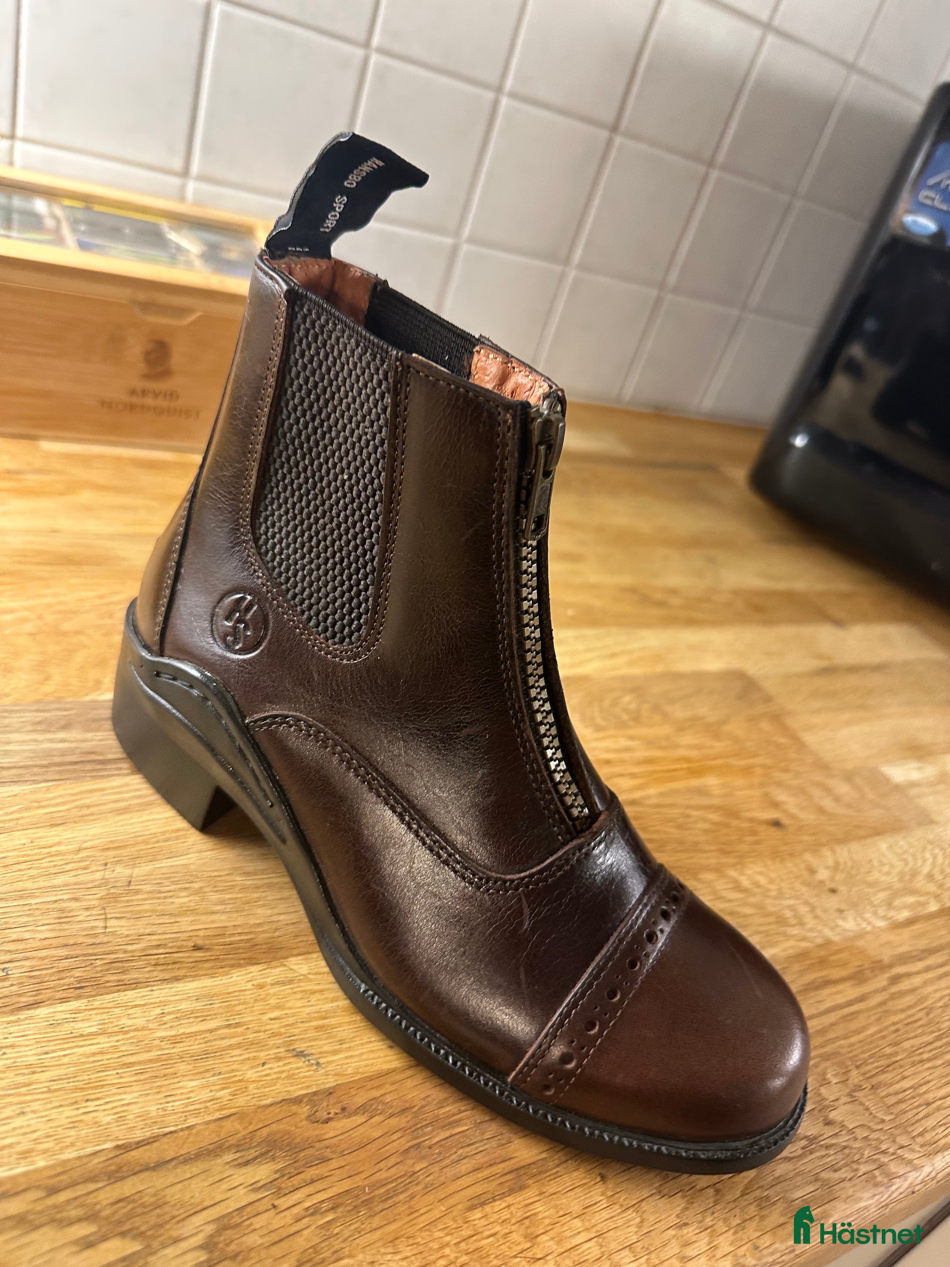 Övrigt Ridkläder ryttarutrustning till salu: Ridsko jodhpur brun läder med dragkedja framtill - Annons 3