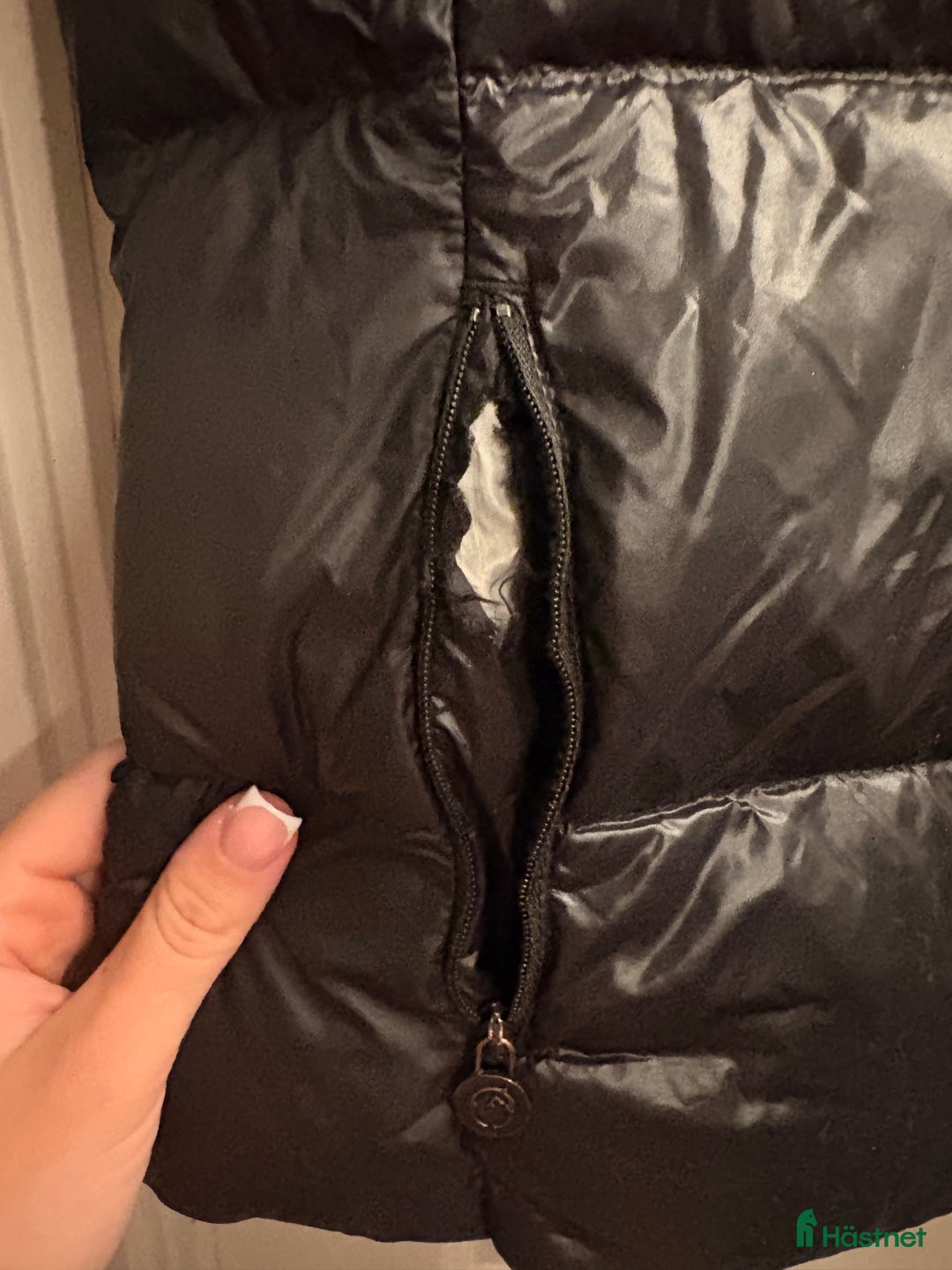 Jackor & Kavajer ryttarutrustning till salu: Svart Vestrum & samshield väst i Järfälla - Annons 2