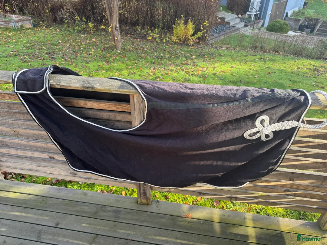 Täcken hästutrustning till salu: Diverse täcken i Finspång - Annons 4