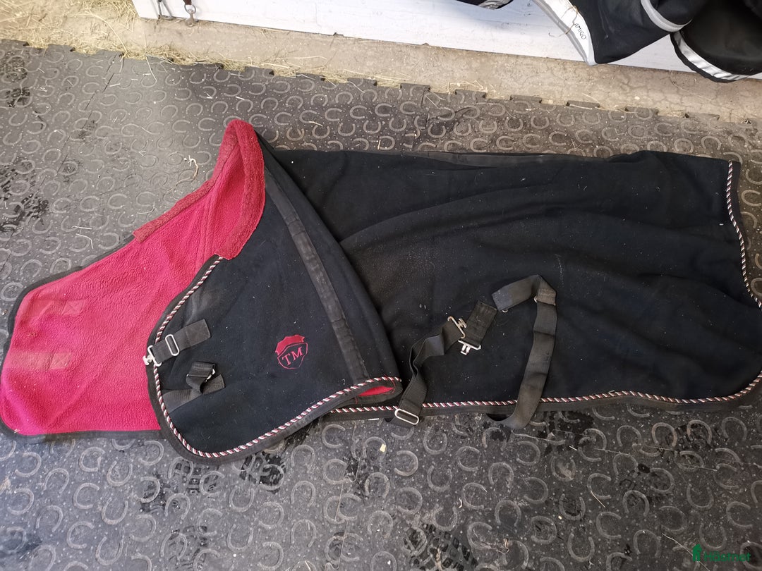 Täcken hästutrustning till salu: Fleece täcke  i Ludvika - Annons 1