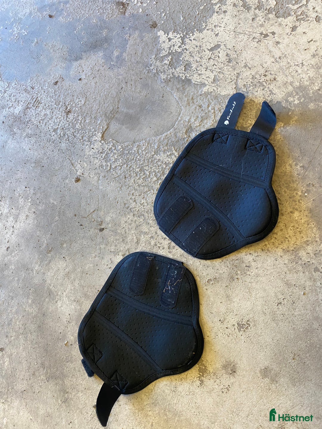 Benskydd hästutrustning till salu: Svarta benskydd🥰 i Hammarö - Annons 2