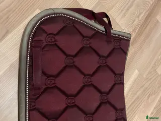 Schabrak & Vojlockar hästutrustning Equestrian Stockholm crystal merlot gold i Åkersberga - Annons 1
