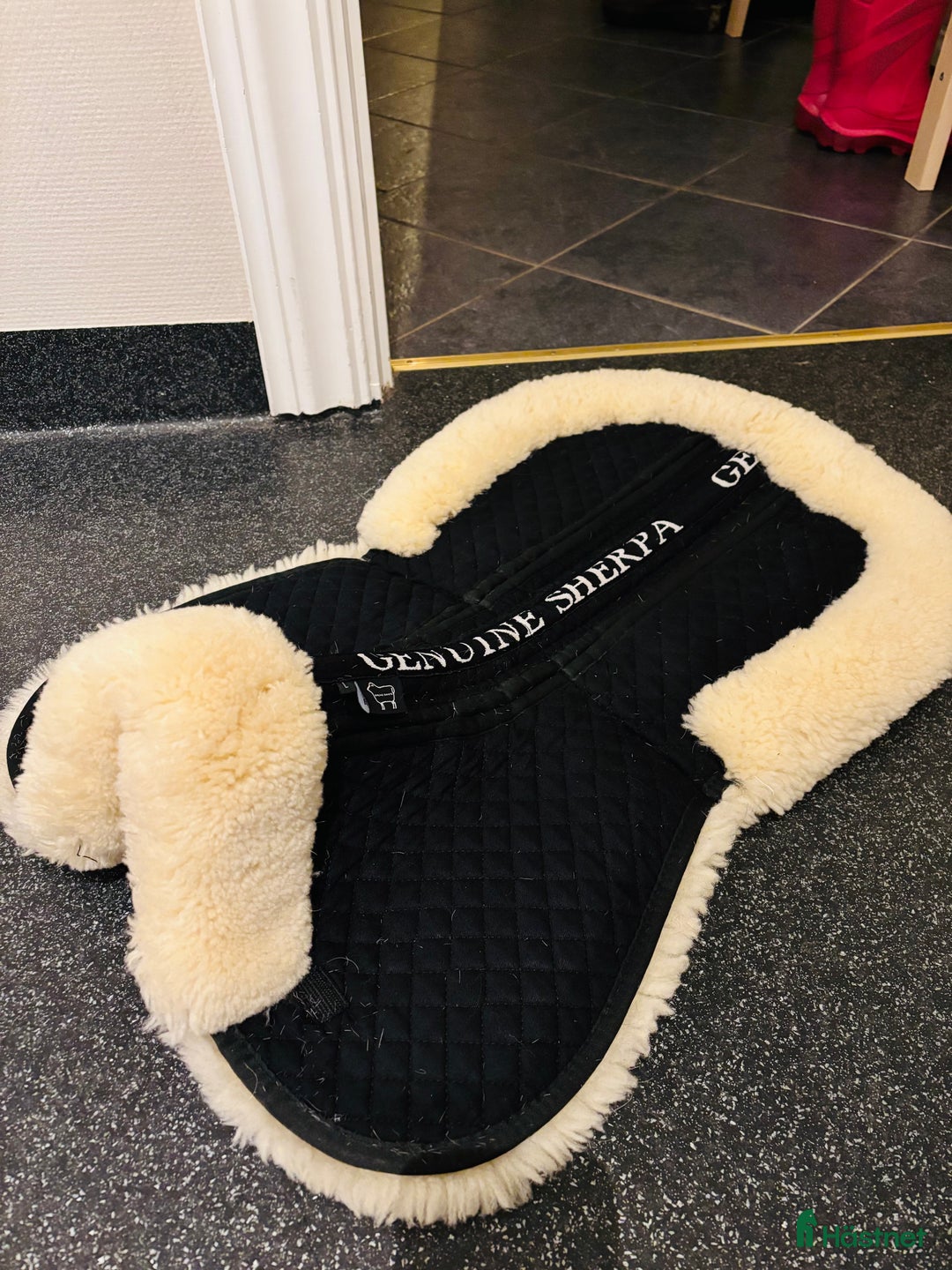 Schabrak & Vojlockar hästutrustning till salu: Fårskinnspad  i Röbäck - Annons 4