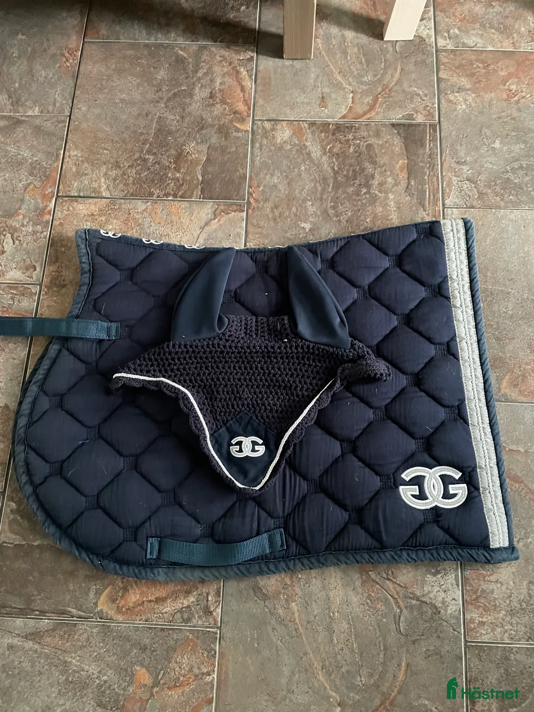 Schabrak & Vojlockar hästutrustning till salu: GG schabrak med matchande huva! i Västerås - Annons 1