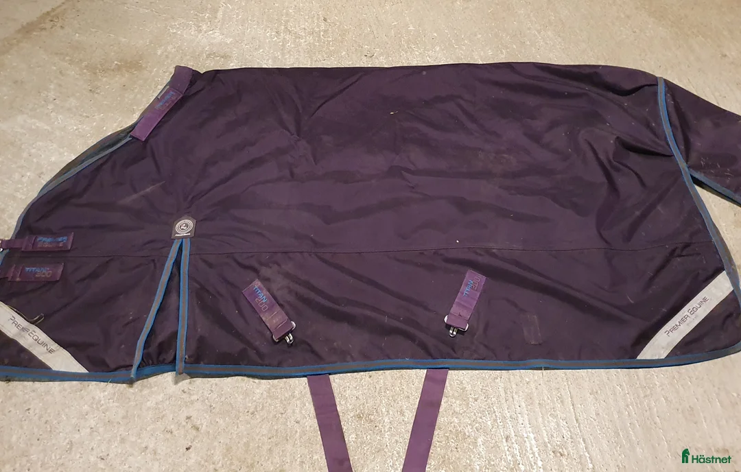 Täcken hästutrustning till salu: Premier Equine Titan 200g 6.3/140-145 i Tranås - Annons 1