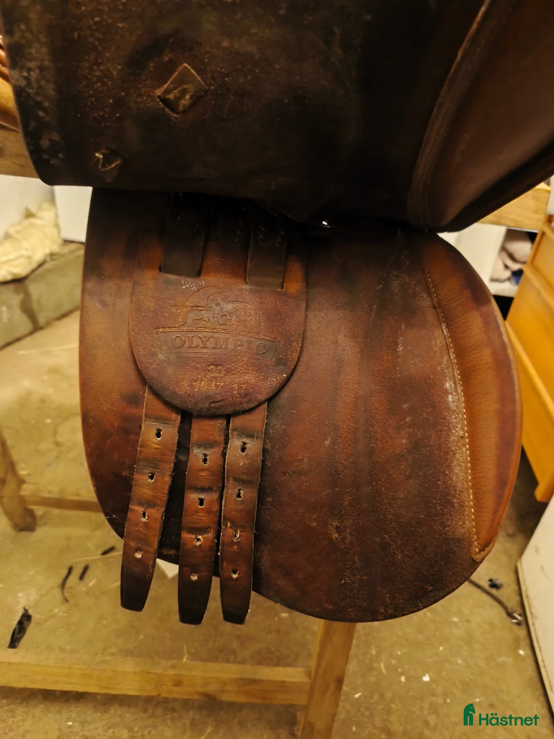 Sadlar hästutrustning till salu: London färgad hoppsadel  - Annons 1