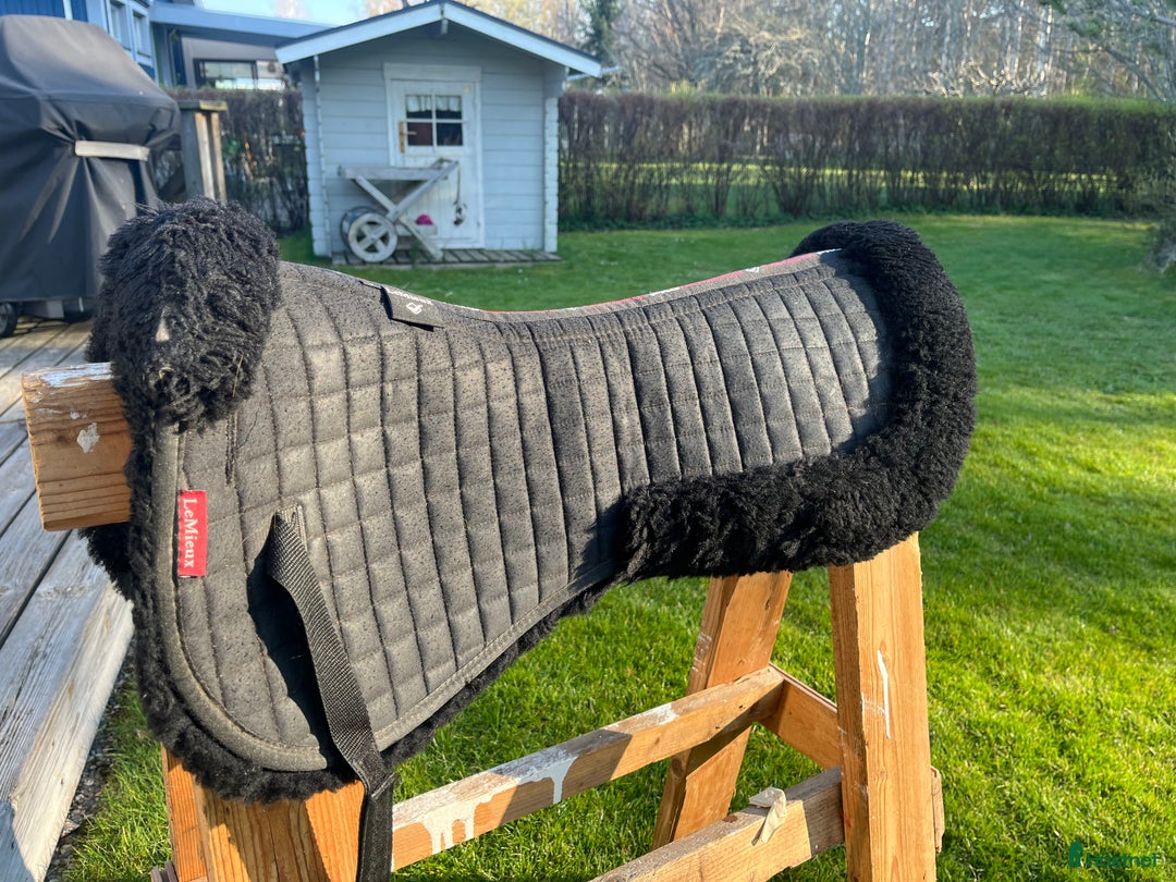 Sadeltillbehör hästutrustning till salu: LeMieux Padd i Linghem - Annons 1