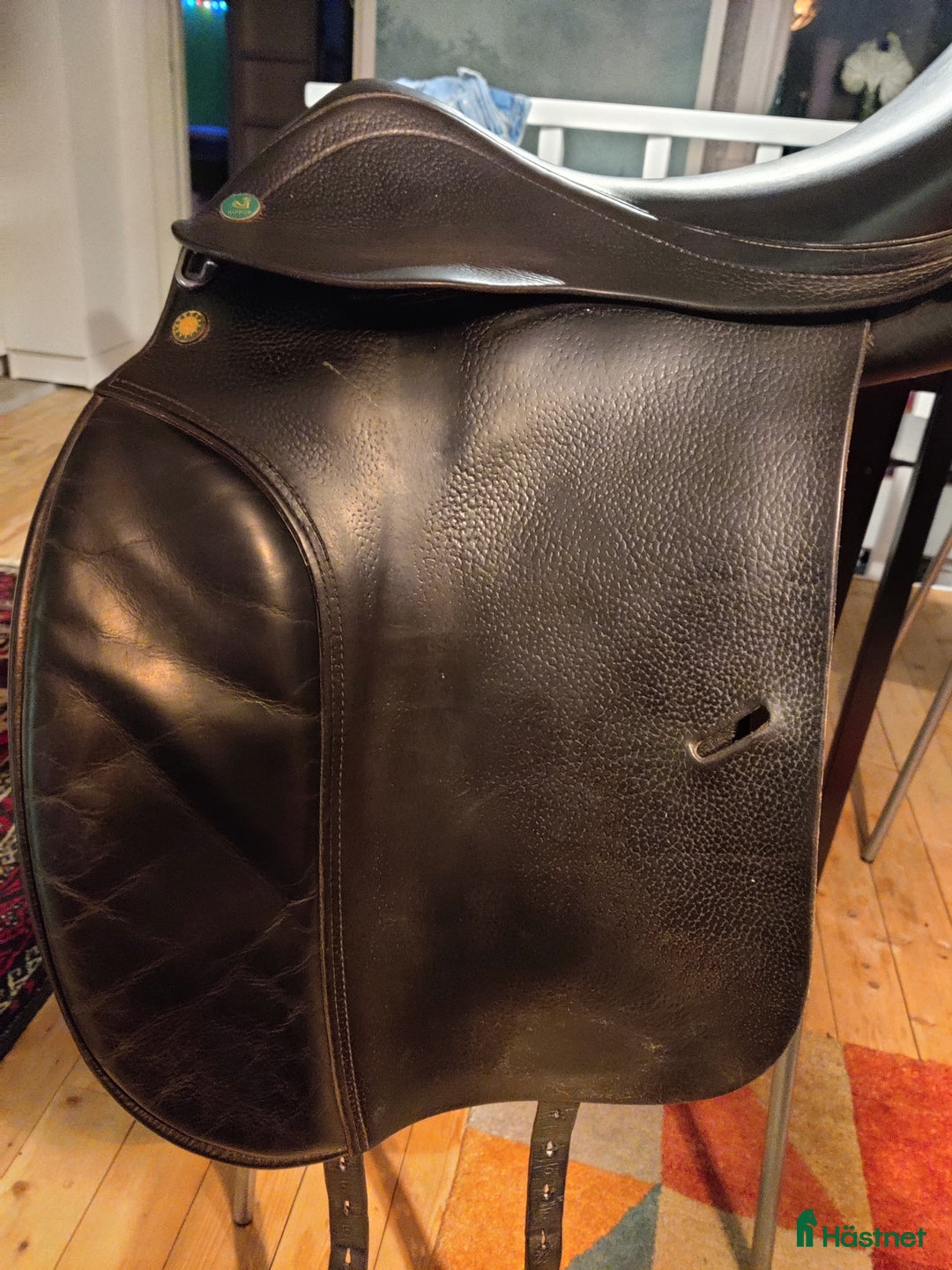 Sadlar hästutrustning till salu: Äldre sadel säljes billigt i Klockrike - Annons 3