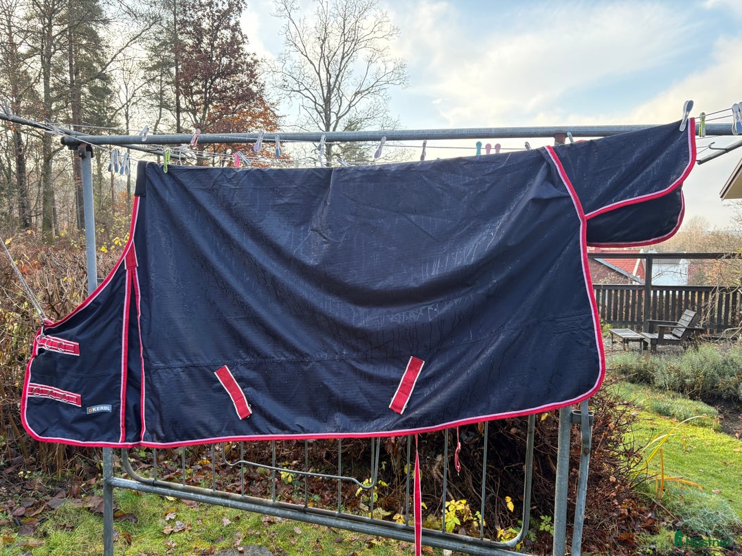 Täcken hästutrustning till salu: Regntäcke, ofodrat, 155 i Kinna - Annons 1