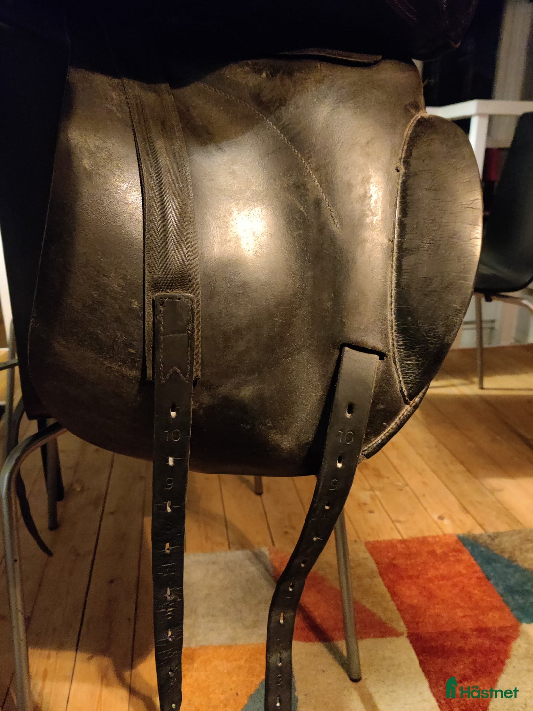 Sadlar hästutrustning till salu: Äldre sadel säljes billigt i Klockrike - Annons 4