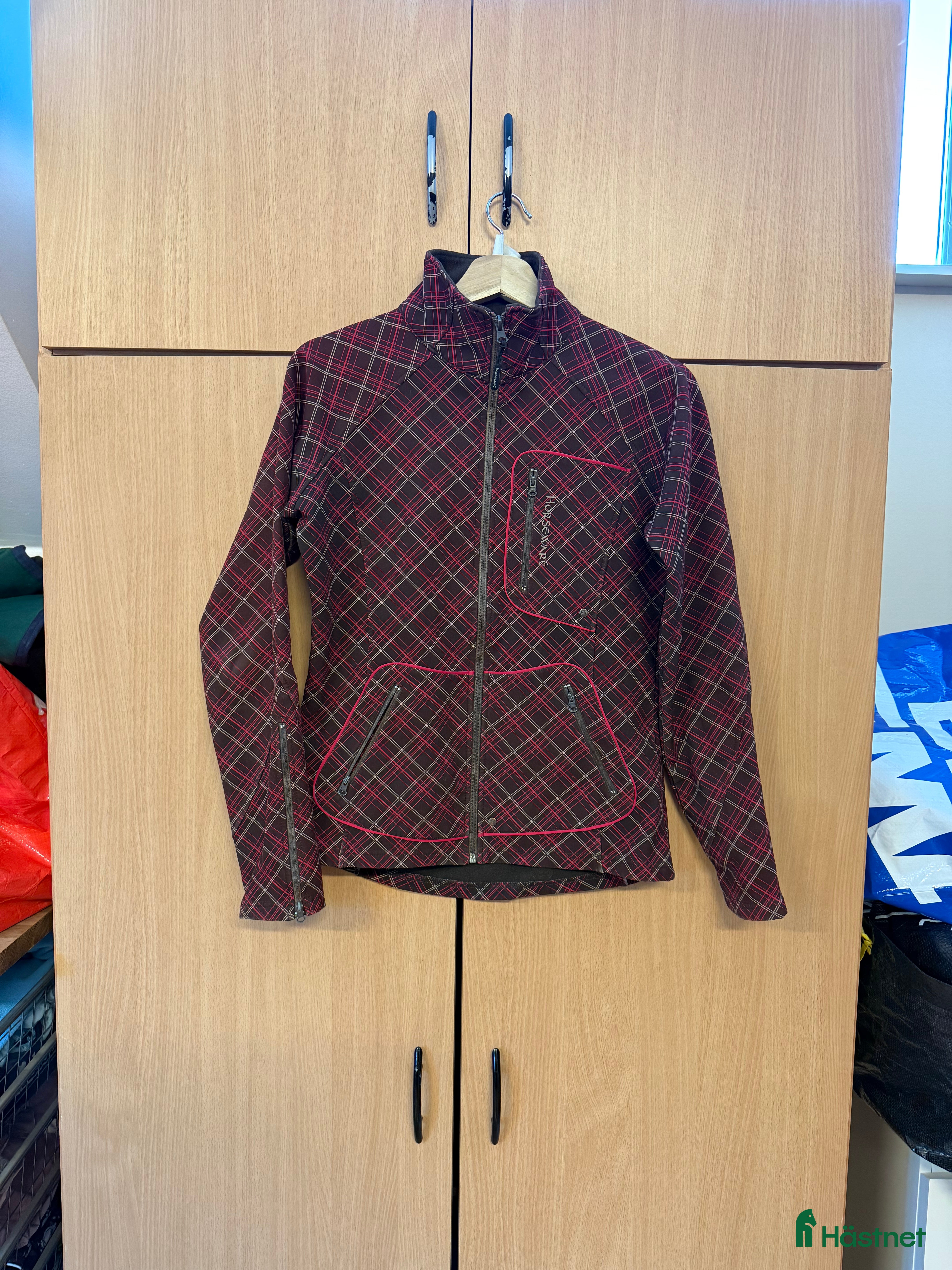 Jackor & Kavajer ryttarutrustning till salu: Ridjacka från Horseware i Vendelsö - Annons 6