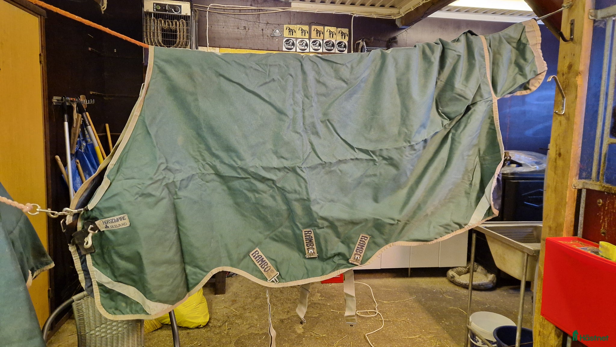 Täcken hästutrustning Rambo original regntäcke med V-FRONT 0g - Annons 7