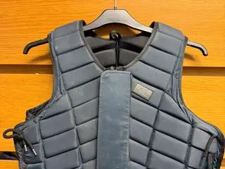 Säkerhetsvästar ryttarutrustning till salu: Säkerhetsväst strl. 12 i Skänninge - Annons 1