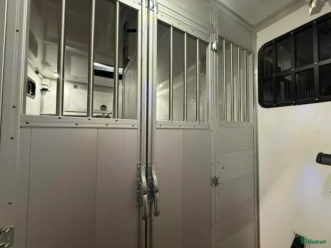 Hästlastbilar  fordon & transport till salu: Hästlastbil - 3 sittplatser och stuteri-inredning i Köping - Annons 5