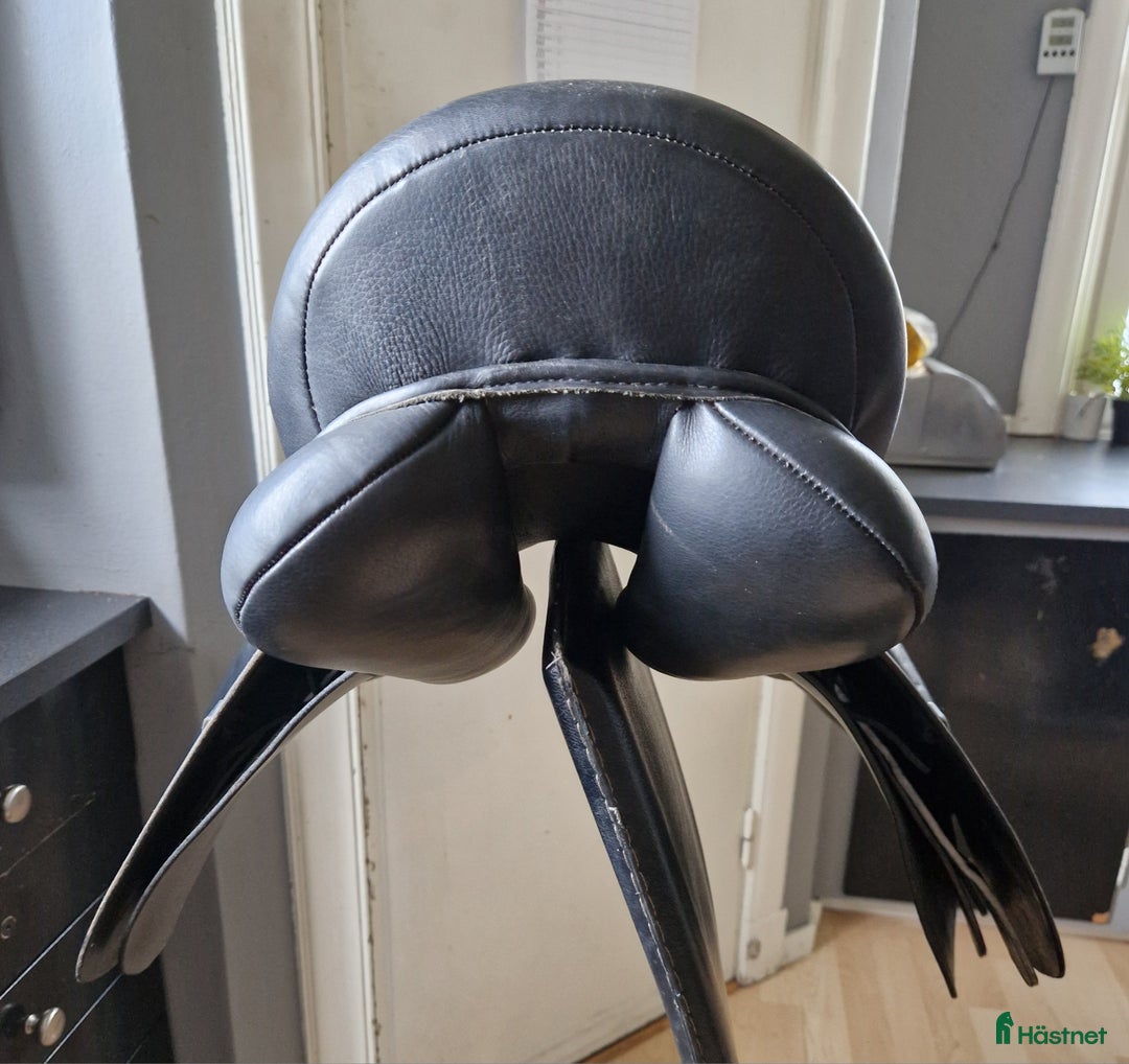 Sadlar hästutrustning till salu: Fairfield allround 16,5 svart i Ulrika - Annons 3