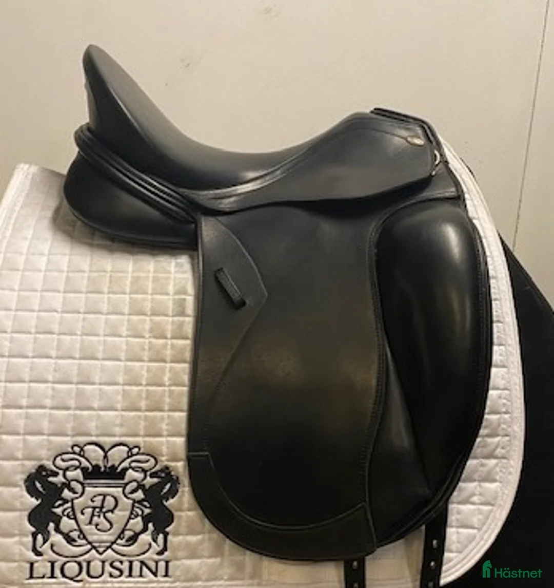 Sadlar hästutrustning till salu: Dressyrsadel KenTaur Elektra 17,5" i Uppsala - Annons 1