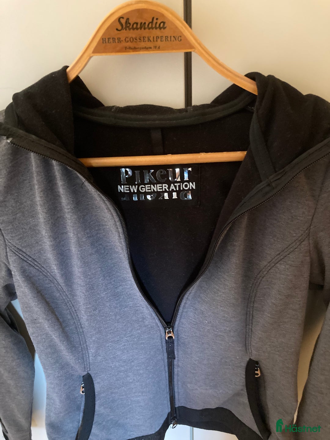 Jackor & Kavajer ryttarutrustning till salu: Pikeur huvtröja i Älvsjö - Annons 3