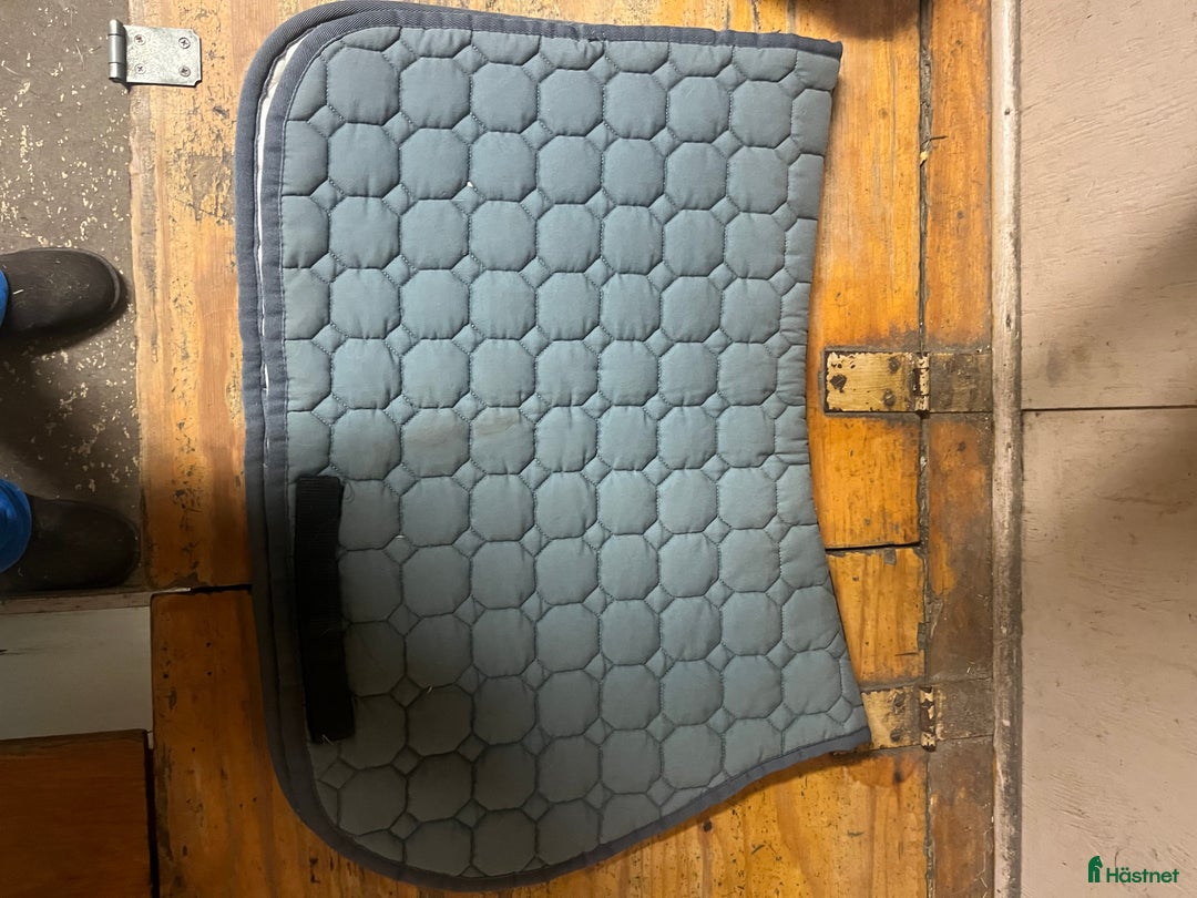 Schabrak & Vojlockar hästutrustning till salu: Grått E-logga schabrak i Mölndal - Annons 2