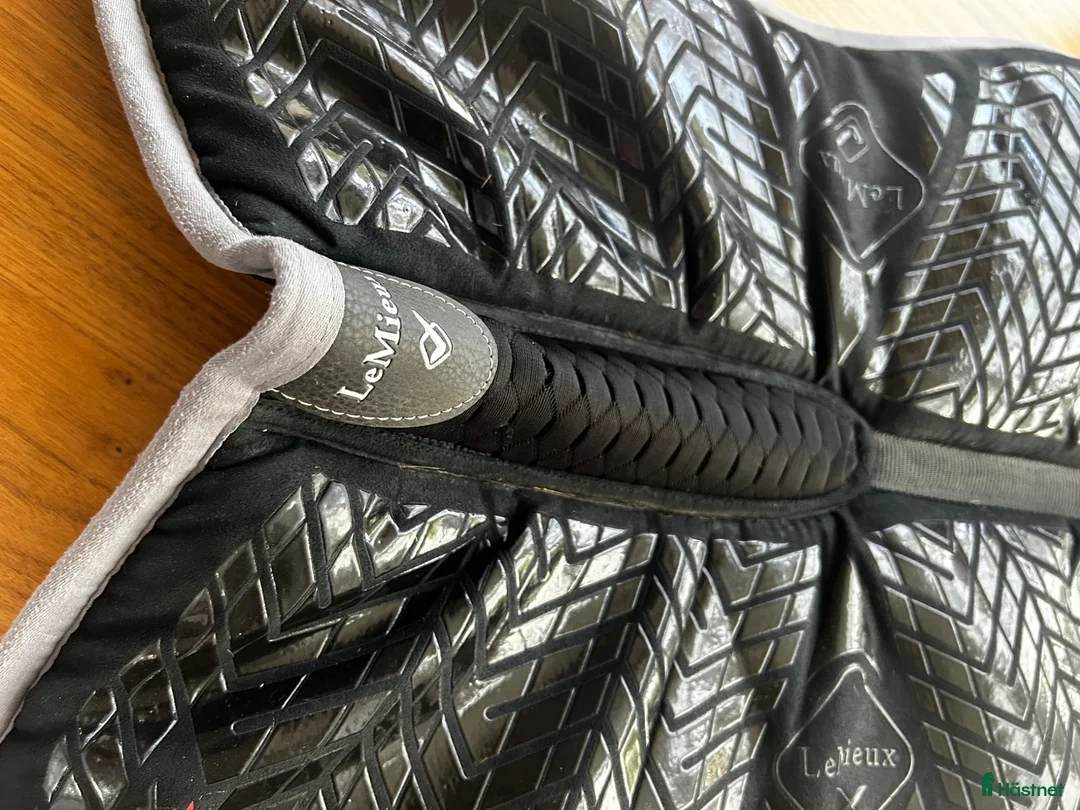 Sadeltillbehör hästutrustning till salu: LeMieux Sadelpadd Wither Relief Memory Foam	  - Annons 3