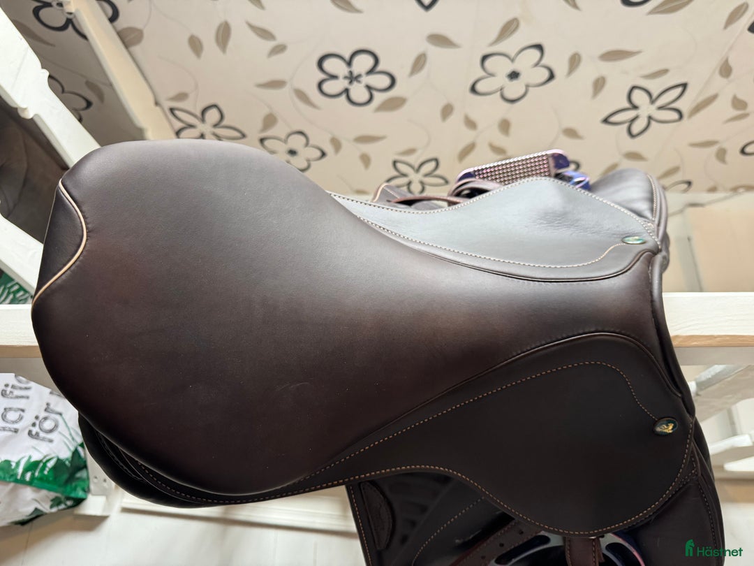 Sadlar hästutrustning till salu: PRESTIGE VERSAILLES NEW DW  17 ”/34 i Dannike - Annons 5