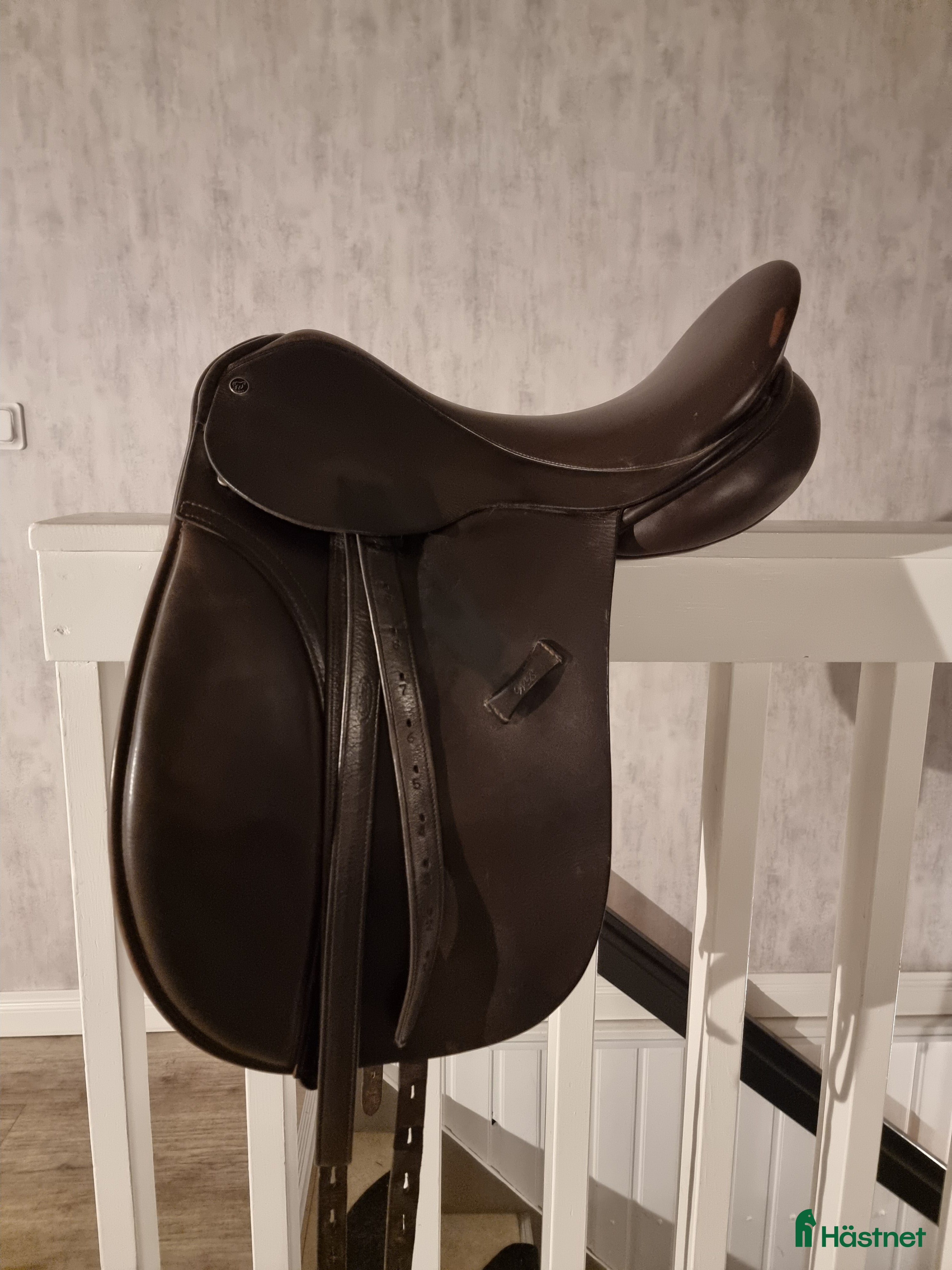 Sadlar hästutrustning till salu: Mörkbrun dressyrsadel i Hudiksvall - Annons 20