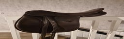 Sadlar hästutrustning till salu: Mörkbrun dressyrsadel i Hudiksvall - Annons 1