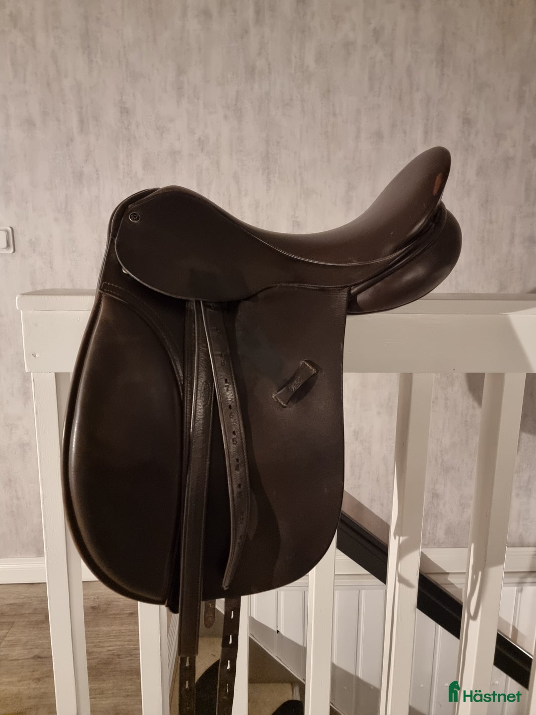 Sadlar hästutrustning till salu: Mörkbrun dressyrsadel i Hudiksvall - Annons 1