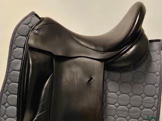 Sadlar hästutrustning Dressyrsadel med stora knästöd i Hässelby - Annons 5