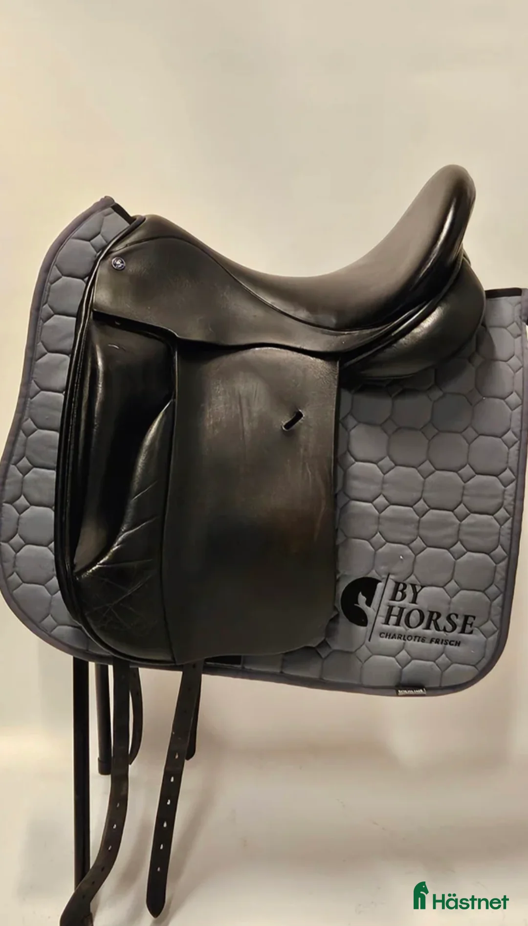 Sadlar hästutrustning till salu: Dressyrsadel Paul Fielder - Annons 1