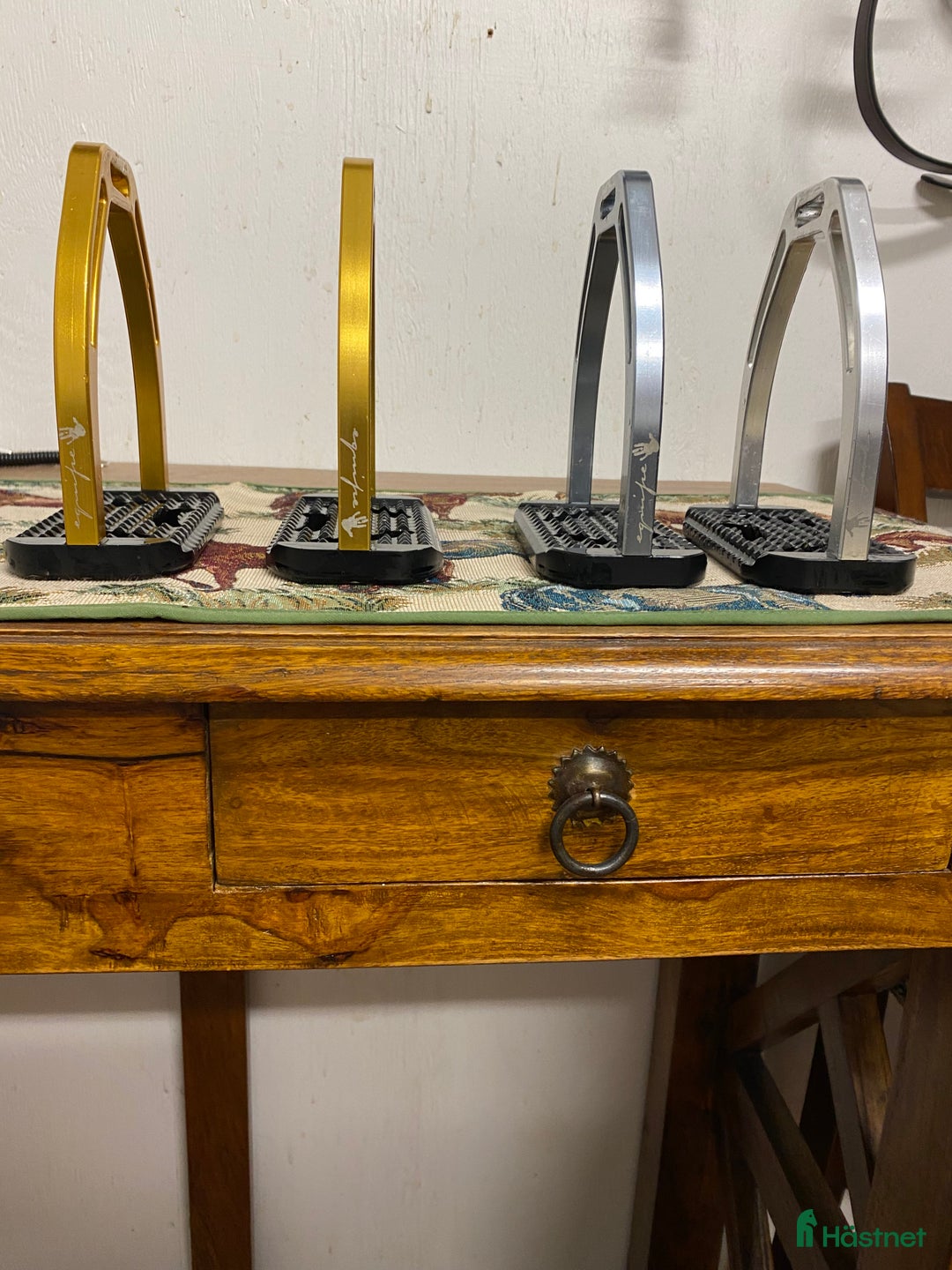 Stigbyglar hästutrustning till salu: Equipe stigbyglar  i Björklinge - Annons 2