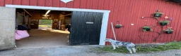  stallplats finnes: Litet stall med två ponny boxar och sadelkammare - Annons 1