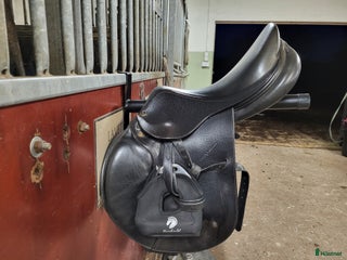 Sadlar hästutrustning till salu: Hoppsadel i Farsta - Annons 3