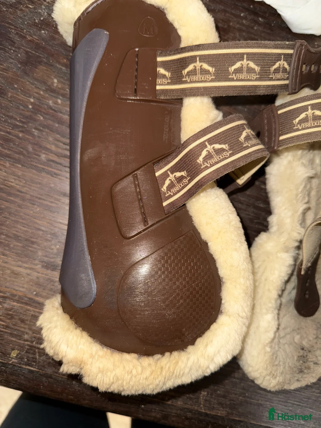 Benskydd hästutrustning till salu: Veredus skydd med fårskinn i Norrköping - Annons 4