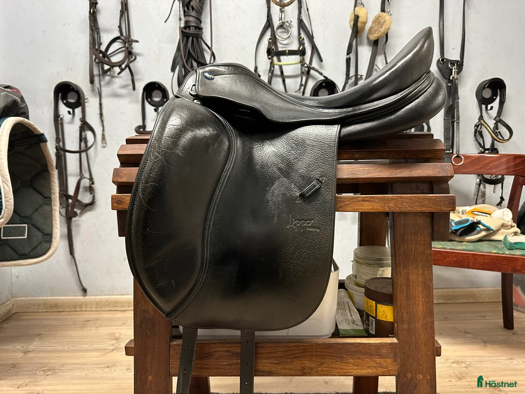 Sadlar hästutrustning till salu: Lippo Azzario 17,5 i Trollhättan - Annons 1