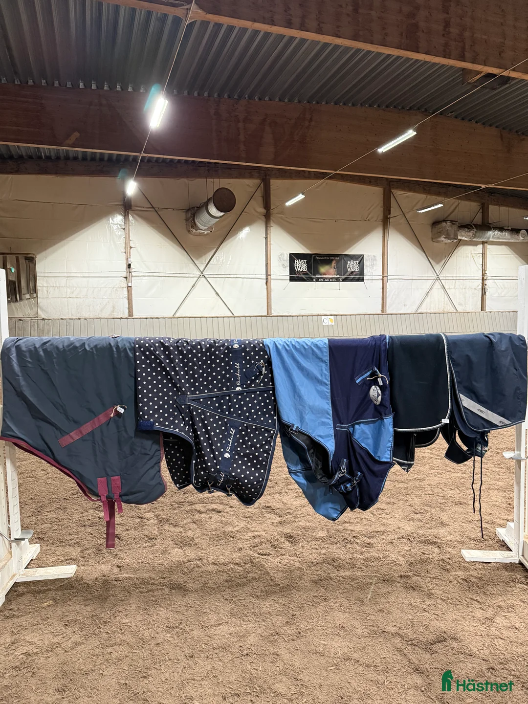 Täcken hästutrustning till salu: Hästtäcken i Karlskoga - Annons 1