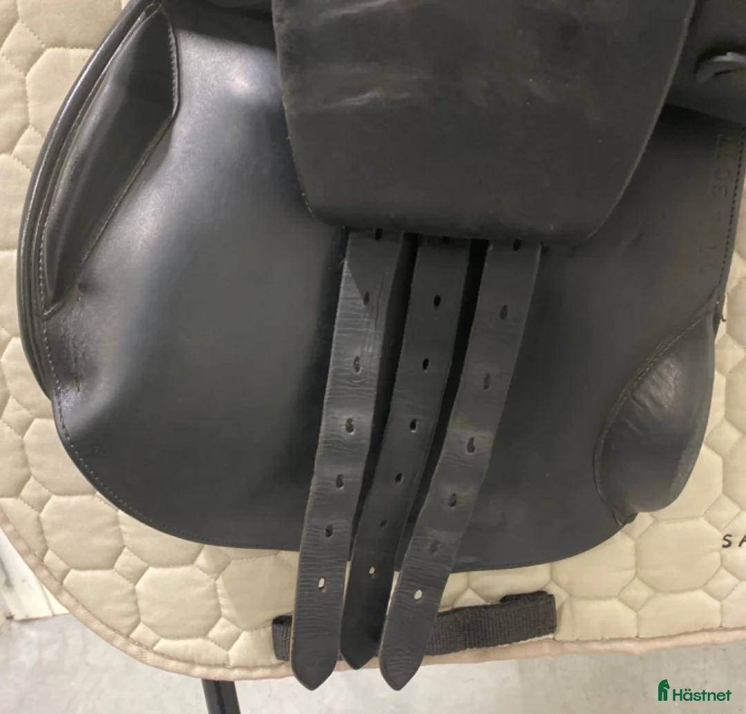 Sadlar hästutrustning till salu: Frank Baines hoppsadel i Knivsta - Annons 2