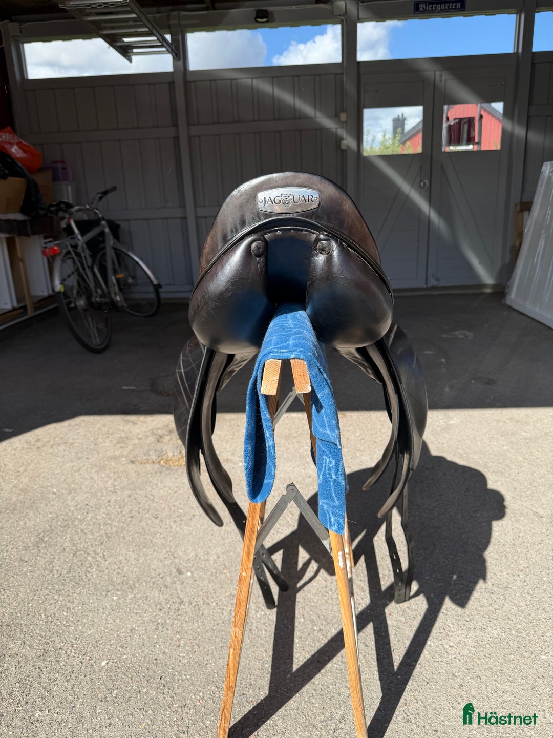 Sadlar hästutrustning till salu: Nyomstoppad Jaguar i Linköping - Annons 4