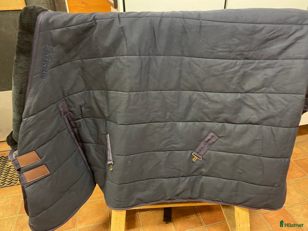 Täcken hästutrustning till salu: Nytt 200 g stalltäcke, endast provat i Uppsala - Annons 5