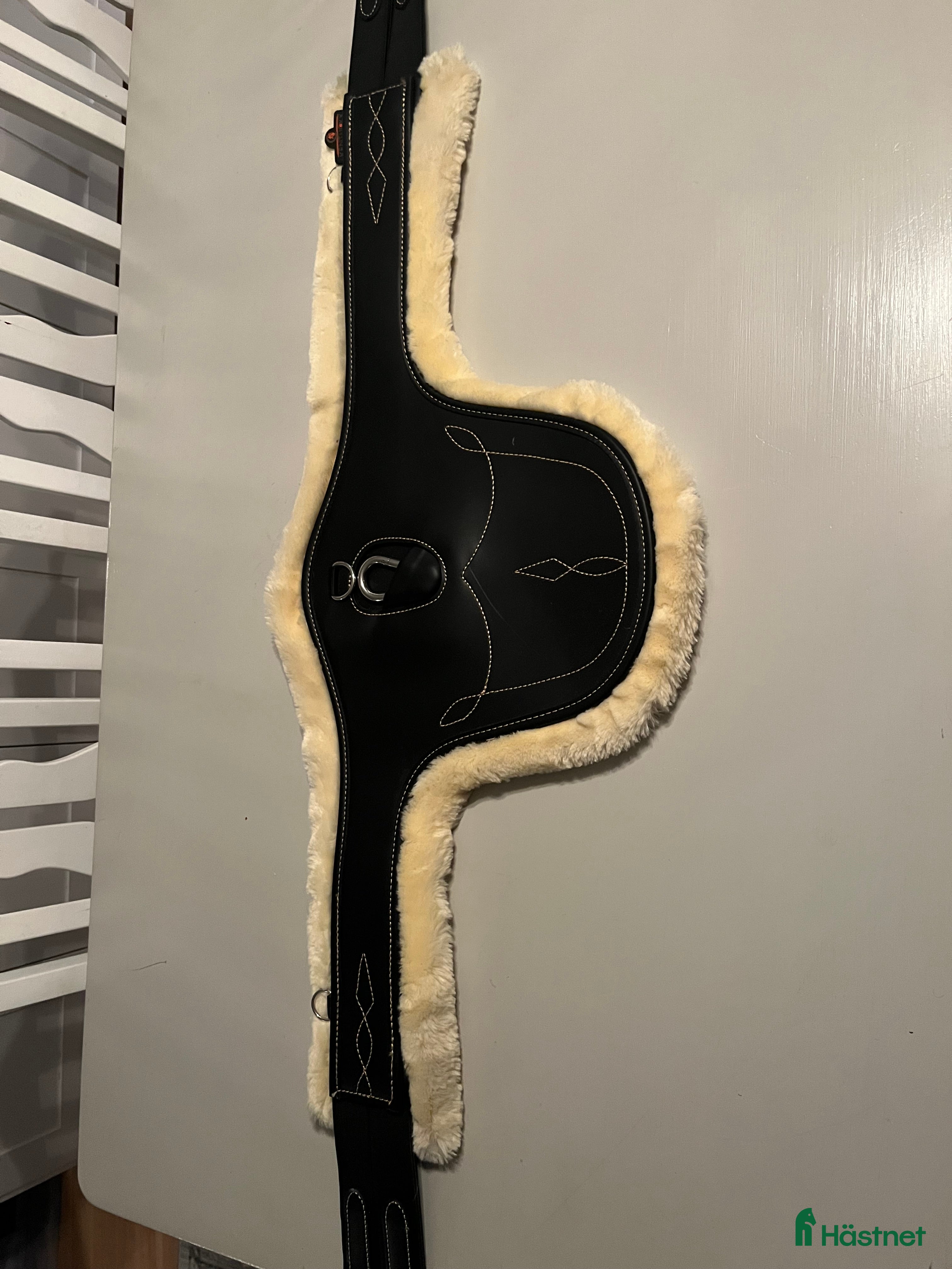 Sadeltillbehör hästutrustning Ny Kentucky magplatta med avtagbart fårskinn  - Annons 2