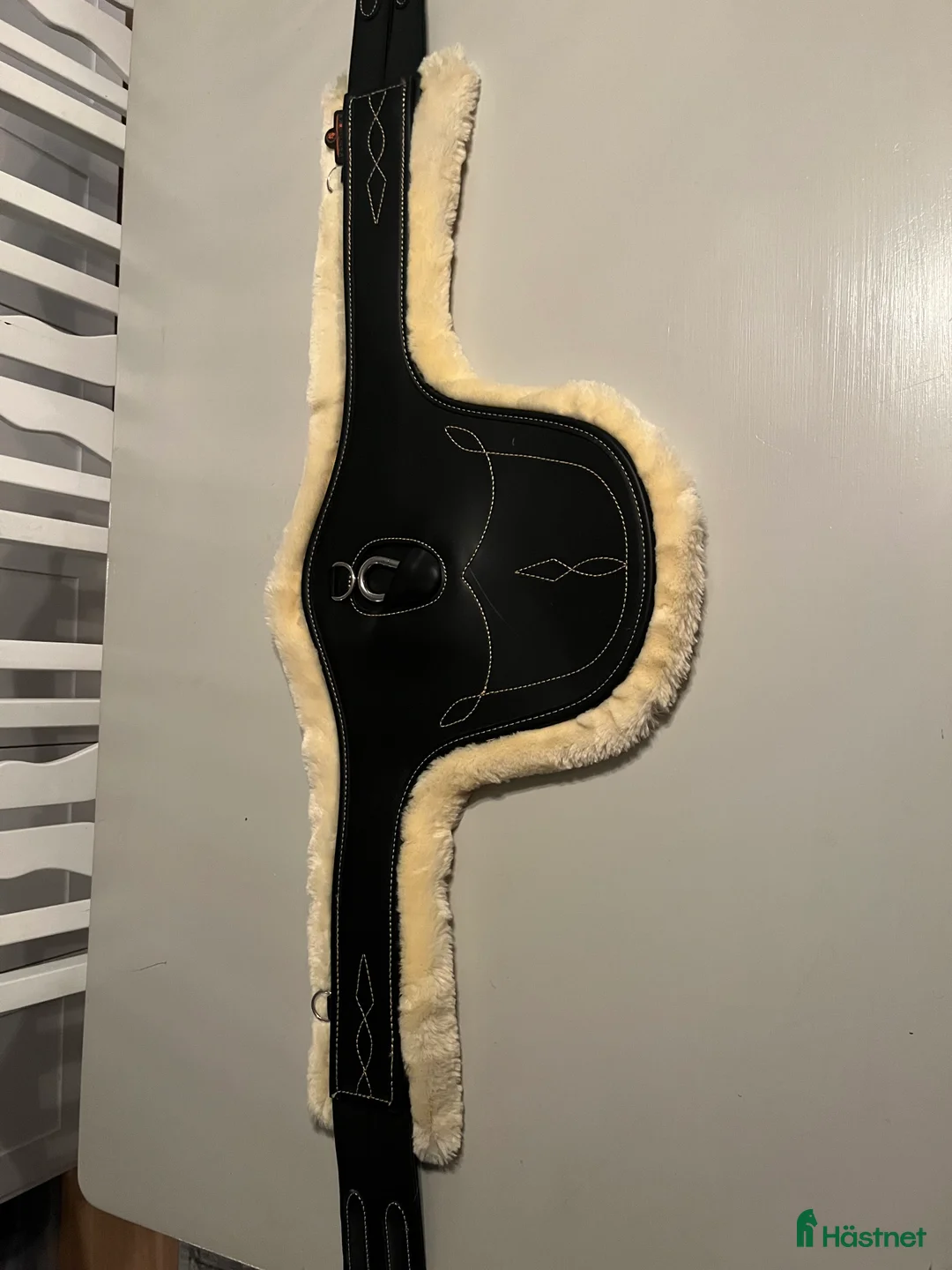 Sadeltillbehör hästutrustning till salu: Ny Kentucky magplatta med avtagbart fårskinn  - Annons 1