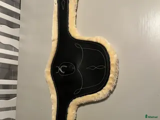 Sadeltillbehör hästutrustning Ny Kentucky magplatta med avtagbart fårskinn - Annons 9