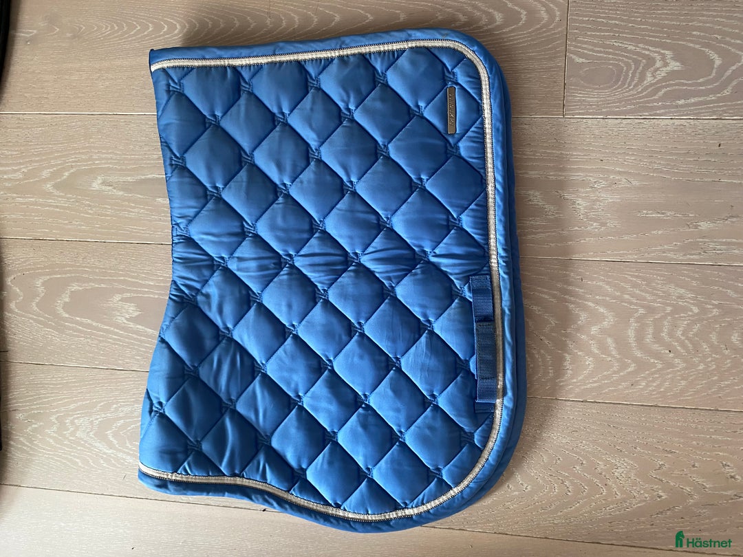 Schabrak & Vojlockar hästutrustning till salu: Fint ljusblått lami-cell Schabrak i Växjö - Annons 1